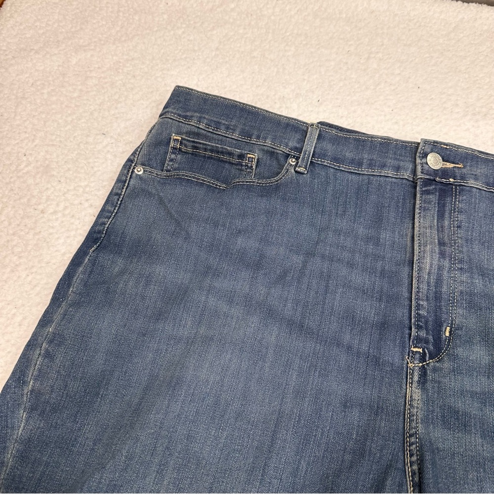 Women’s Levi’s Bermuda Jean Shorts - Picture 3 of 12